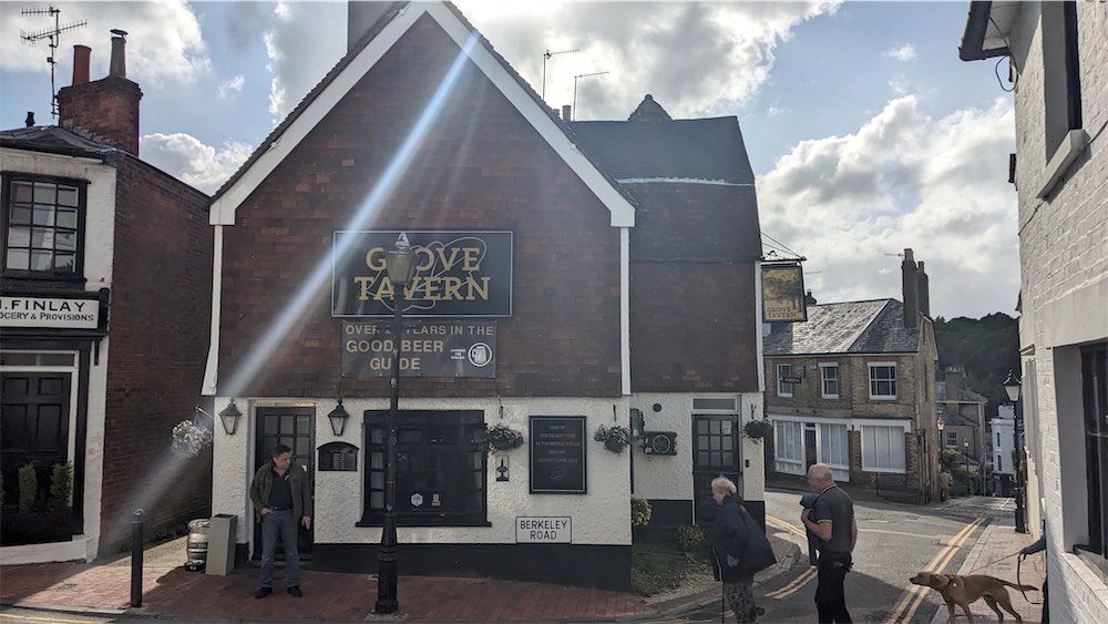 Exterior photo of the Grove Tavern, Tunbridge Wells